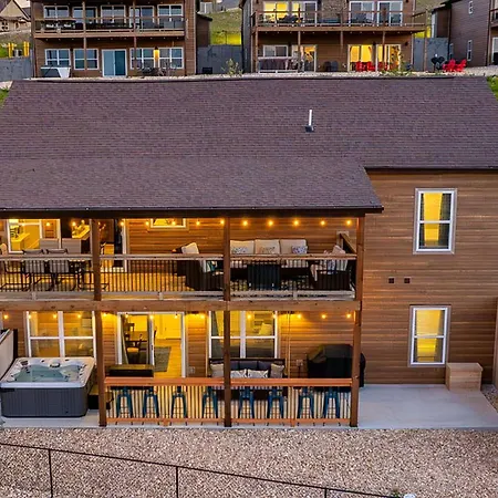 Private Hot Tub, Lake View, $400 Of Free Daily Tickets, Unique Floor Plan!